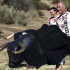 Sergio Gonzalo (i) y José Santos (d), integrantes del Grupo Arte Charro que ofrece espectáculos de Encierros de Carretones, durante el encierro celebrado en Ciudad Rodrigo. Ante la falta de presupuesto en los municipios que impide la organizac...