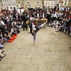 Un blusa baila un 'aurresku' hoy ante la imagen de la Virgen Blanca en el día grande de las fiestas patronales de la capital alavesa que, desde ayer y hasta el próximo día 9, llenan las calles de la ciudad con distintas actividades festivas e...