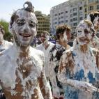 Un grupo de jóvenes participa en la guerra de merengue celebrada en la playa de la Zurriola de San Sebastián dentro de la programación de las fiestas de Semana Grande donostiarra, a mediados de agosto.