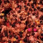 La tomatina es, quizá, la fiesta más famosa de España. La localidad valenciana de Buñol se tiñe de rojo el último miércoles de agosto, cuando los participantes de la fiesta se dedican a lanzarse tomates unos a otros