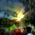 Entre el 15 y el 21 de agosto se celebran la fiestas del barrio de Grácia, de Barcelona. Los vecinos del barrio se esfuerzan cada año en decorar las plazas y calles del barrio. Y no faltan los pasacalles y cabalgatas, como esta en la que parti...