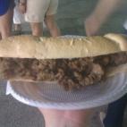 "¡Nada más típico en Madrid que un bocata de entresijos!, ¡riquísimo!", nos dice Elentari desde las fiestas de la Paloma de Madrid.