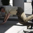 El Rey, parando el golpe con las manos.