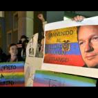 Ecuatorianos apoyando la causa del fundador de Wikileaks