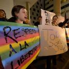 Un grupo de ecuatorianos se manifiestan delante de las puertas de la embajada de Londres en Quito