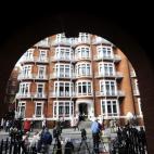 Desde que Julien Assage reside en la embajada a la espera de su condición política es habitual que se vea a diario a los medios de comunicación delante de la embajada