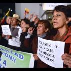 Un grupo de manifestantes con pancartas muestran su apoyo al fundador de Wikileaks