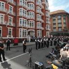 El fundador de Wikileaks, Julian Assange, habla desde uno de los balcones de la Embajada de Ecuador en Londres.