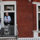 Assange se dirige a los medios. Lo ha hecho tras su abogado defensor, el exmagistrado de la Audiencia Nacional, Baltasar Garzón.