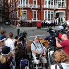 Curiosos y periodistas se han agolpado a las puertas del edificio diplomático.