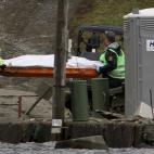 Oficiales de policía trasladan un cuerpo en la isla de Utoya dos días después de la masacre.