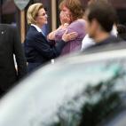 La reina Sonia de Noruega ofrece consuelo a una mujer a las puertas del Hotel Sunvold, después del tiroteo en la isla.