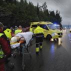 Médicos transportan a una joven que sobrevivió al ataque en la isla de Utoya