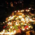 Flores y velas en la orilla del lago Tyrifjorden, justo enfrente de la isla de Utoya.