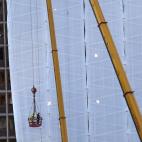 Un grupo de trabajadores reparan los daños en el edificio del gobierno en el que Breivik perpetró un atentado causando diez muertos.