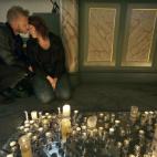 Allegados a las víctimas, durante la vigilia en una de las iglesias de Oslo, al día siguiente de la matanza.