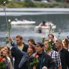Miles de personas en la vigilia por las víctimas de la matanza de Utoya tres días después del suceso.