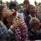 Elizabeth Amundsen,16 y Tiril Killi, 16, sollozan entre las miles de personas reunidas en la vigilia en Oslo, en memoria de las víctimas dos días después de la matanza.