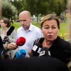 Vibeke Hein Baera y Geir Lippesta, abogados del ultraderechista, conversan con los periodistas tras visitar a su cliente en la cárcel de Ila, en Noruega el pasado jueves.