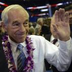 El candidato republicano Ron Paul saluda a partidarios en el Tampa Bay Times Forum en Tampa.
