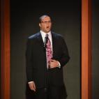 El tenor Philip Alongi canta el himno nacional en la Bahía de Tampa Times Forum en Tampa, Florida.