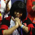 Una mujer inclina su cabeza durante la Convención Nacional Republicana.