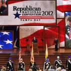 El rabino Meir Soloveichik da una charla como Presidente del Comité Nacional Republicano mientras Reince Priebus (R) le escucha en el Tampa Bay Times Forum en Tampa, Florida.