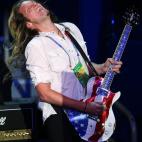 El guitarrista Joel Hoekstra toca durante una prueba de sonido durante la Convención Nacional Republicana.