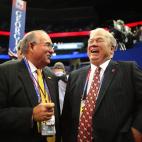 Alec Poitevint habla animadamente con el ex gobernador de Mississippi Haley Barbour (R) durante la Convención Nacional Republicana