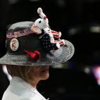 Alec Poitevint habla animadamente con el ex gobernador de Mississippi Haley Barbour (R) durante la Convención Nacional Republicana