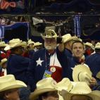 Un delegado de Texas señala algo en el Tampa Bay Times Forum en Tampa, Florida, durante la Convención Nacional Republicana.