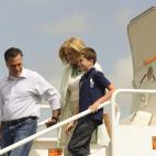 El gobernador de Massachussets y candidato a la presidencia de Estados Unidos, Mitt Romney, su esposa, Anne Romney, y uno de sus nietos descienden del avión a su llegada a Tampa.