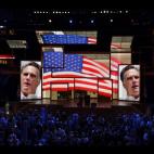 El público asistente observa un video del candidato a la presidencia de EE.UU., Mitt Romney, durante la Convención Nacional Republicana