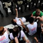 Manifestantes bloquean una calle durante una protesta no autorizada cerca de la Convención Nacional Republicana