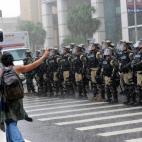 Autoridades vigilan a los manifestantes que bloquean una vía cerca al lugar en donde se realiza la Convención Nacional Republicana en Tampa