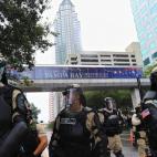 Un grupo de antidisturbios vigila los accesos a la Convención