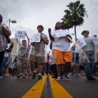 Manifestantes protestan contra la Convención Nacional Republicana en Ybor City, Florida (EE.UU.).