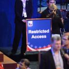 Miembros de la seguridad y equipo de producción trabajan para que no surjan problemas en el acto