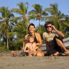 Un día de playa bajo las palmeras.