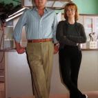 La actriz Amparo Larrañaga posa junto a su padre durante un rodaje