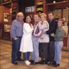 El director de cine Antonio Mercero posa junto a los protagonistas de 'Farmacia de guardia'