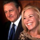 El actor posa con su segunda mujer, la periodista Maria Teresa Ortiz Bau, durante una presentación en el año 2000