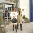 Larrañaga, padre por quinta vez, sale del hospital con la recién nacida