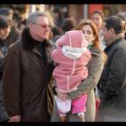 Carlos Larrañaga y Ana Escribano con su hija Paula en la cabalgata de Reyes