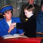 El traje y la corbata han sido su principal uniforme en la vida. Esta imagen es de un acto en 1991.