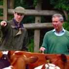 Con su padre. Antes de comenzar la universidad. Es un apasionado de los deportes y de la vida campestre, especialmente desde que pasó un tiempo en Kenia antes de ingresar en la Universidad de St. Andrews (Escocia), donde primero estudió Histor...
