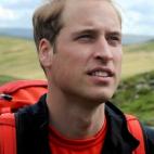Referencia Fotografia: U019906_014 Creation Date: 24/07/2009 Titular: Fecha: 20090724 Descripción: Britain's Prince William greets a dog trained for rescue work during a fell walk in Cumbria's Lake district, England accompanied by a group...