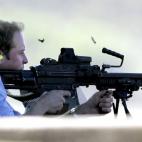 Probando armas en un entrenamiento militar durante una visita a Australia.