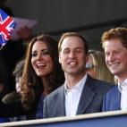 Con su prima, su esposa y su hermano, durante un concierto para celebrar el Jubileo de su abuela.