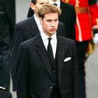 Caminando hacia la Abadía de Westminster Abbey, el 9 de abril de 2002, días antes de cumplir 21 años.